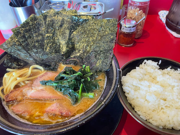 「ラーメン680円、ごはん（並）150円、海苔100円」@家系ラーメン たつ家の写真