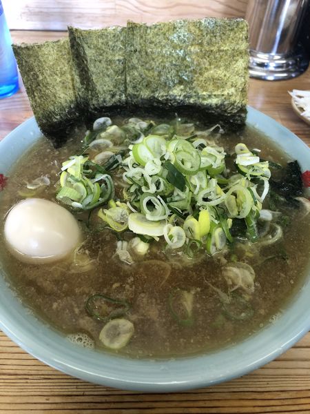「ラーメン中盛麺固め（白髪ネギ+薬味ネギ）」@ラーメン竜家 六角家姉妹店の写真