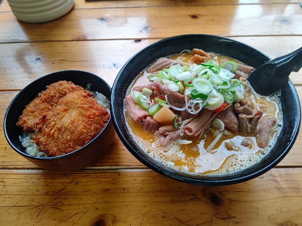 「もつ煮込みラーメンミニかつ丼セット(並盛)1,000円」@ラーメン焼肉 笑吉の写真