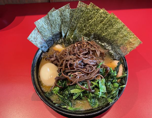 「特製ラーメン1120円＋ほうれん草100円＋木耳70円」@家系ラーメン 稲葉家の写真