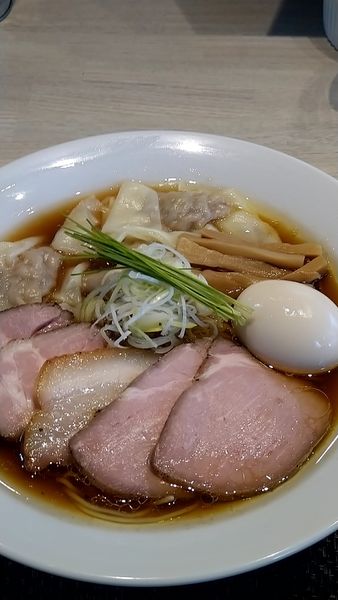 「特製中華そば醤油大盛り+ワンタン」@宍道湖しじみ中華蕎麦 琥珀 東京本店の写真
