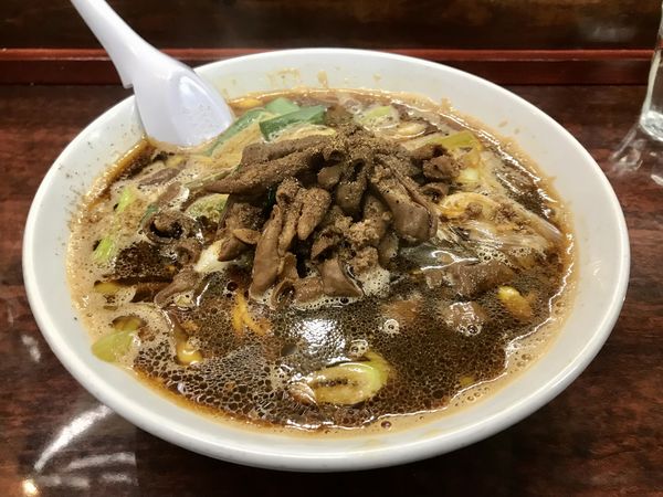 「［限定］コリコリホルモンブラックソバ ＋ 生卵 ＋ 小ライス」@鶏こく中華 すず喜の写真