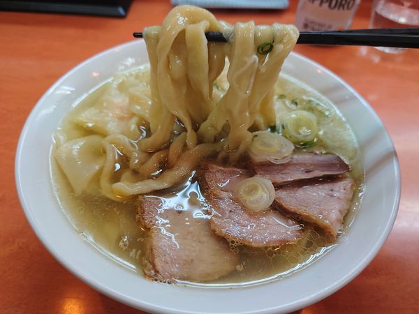 「海老ワンタンメン900円＋缶ビール200円」@日陰の写真