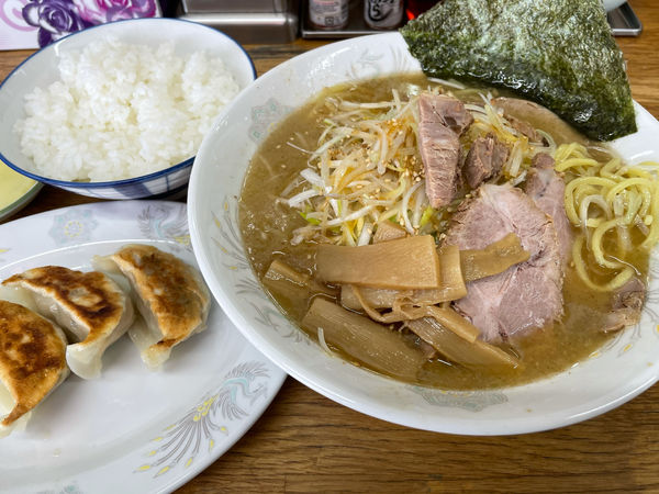 「ネギ塩ラーメン720円、ライス餃子セット210円」@らーめん こうやの写真