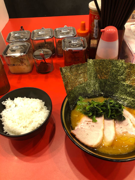 「チャーシュー麺硬め濃いめ、ライス」@横浜家系総本山 吉村家直系店 ラーメン内田家の写真