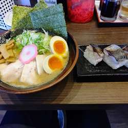 特製中華蕎麦(並盛・120g)935→500円＋鯖の押し寿司