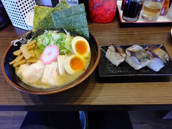 「特製中華蕎麦(並盛・120g)935→500円＋鯖の押し寿司」@和歌山中華蕎麦 はたお商店 高崎店の写真