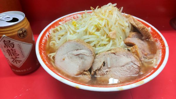 「麺増し・大豚・烏龍茶（ヤサイカラメ）￥９５０」@ラーメン二郎 上野毛店の写真