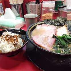 ラーメン並、肩ロースチャーシュー、半ライス