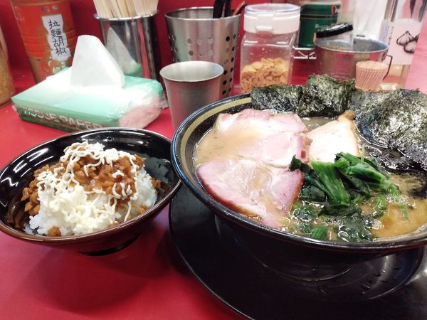「ラーメン並、肩ロースチャーシュー、半ライス」@柏 王道家の写真