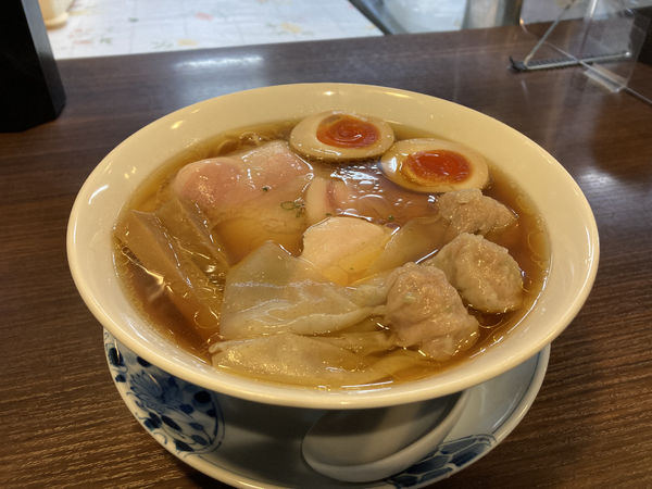 「醤油わんたん麺」@らぁ麺 紫陽花の写真