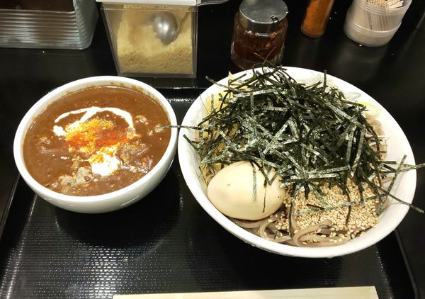 「黒カレーつけそば（大盛）1,030円」@なぜ蕎麦にラー油を入れるのか。 神田小川町店の写真