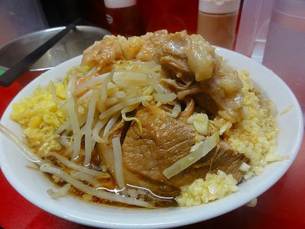 「小700円ニンニクマシマシ脂　生姜　生卵50円」@ラーメン二郎 越谷店の写真
