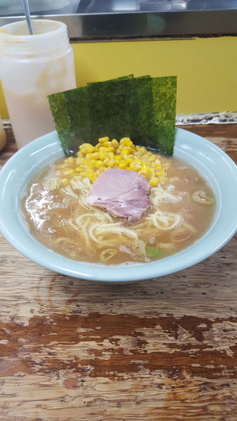「ラーメン　中 麺カタ コーン」@まこと家の写真