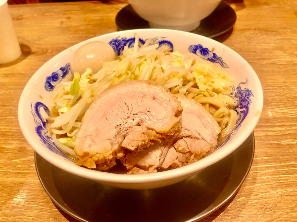 「豚玉ラーメン並(ニンニク増し)¥880」@ジャンクガレッジ 狭山店の写真