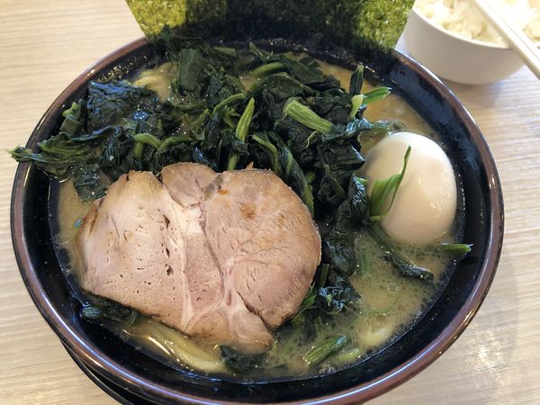 「豚骨醤油ラーメン ほうれん草 海苔 トッピング（大盛）」@横浜家系ラーメン 印西家の写真