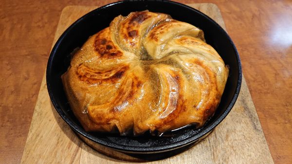 「鉄なべ餃子 ８個入　５９０円＋消費税」@餃子房 じらい屋の写真