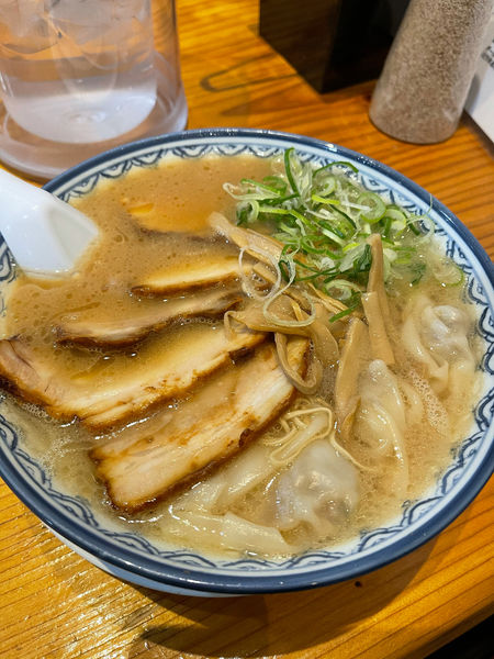「ワンタンメンチャーシュー（880円）」@元祖赤のれん 節ちゃんラーメン 天神本店の写真