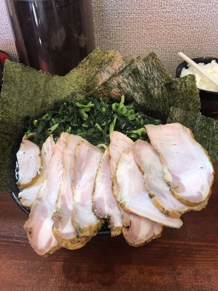 「チャーシュー麺大　スモチャ4枚　ほうれん草」@横浜家系らーめん 天王家 寒川総本店の写真