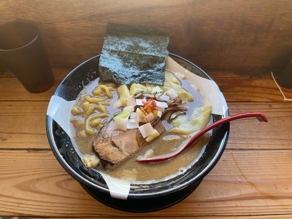 「ラーメン中（ピリ辛あり）」@すごい煮干ラーメン凪 新宿ゴールデン街店 本館の写真