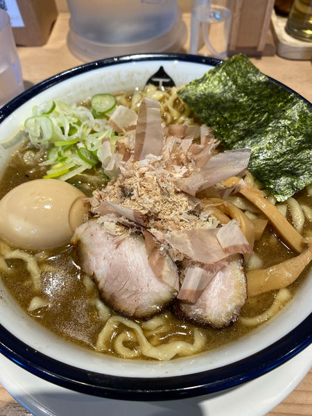 「濃厚魚介味玉中華そば970円➕大盛120円」@中華そば つけめん 玉 新宿店の写真