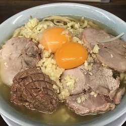 小豚麺かため、野菜抜きにんにくマシ＋W生卵＋黒烏龍茶
