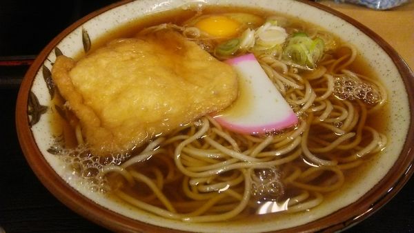 「きつねそば 380円＋生玉子 60円」@そばよし 本店の写真