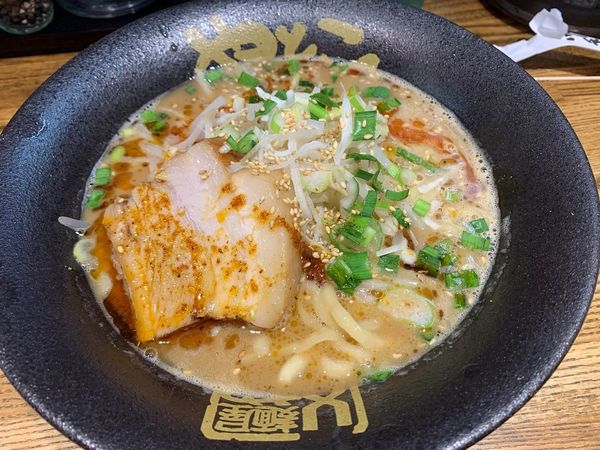 「ラーメン（ニンニクなし・辛さ少し・痺れ少し）」@麺屋やっとこ 三田店の写真
