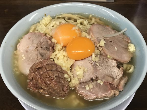 「小豚麺かため、野菜抜きにんにくマシ＋W生卵＋黒烏龍茶」@らーめん玄の写真