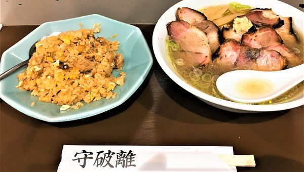 「守 塩 ニンニク入り＋SPF弓豚＋半チャン」@麺屋のスたの写真