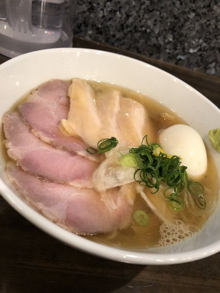 「鯵煮干しの塩そば全部乗せ」@町田汁場 しおらーめん進化 町田駅前店の写真