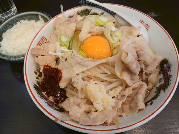 「スタミナラーメン ニンニク 生卵 半ライス ゲキカラ」@メンショップ アキラの写真
