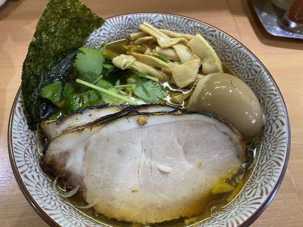 「柚子あご煮干しそば　チャーシュー２枚炭火　メンマ　味玉」@麺や 虎ノ道の写真
