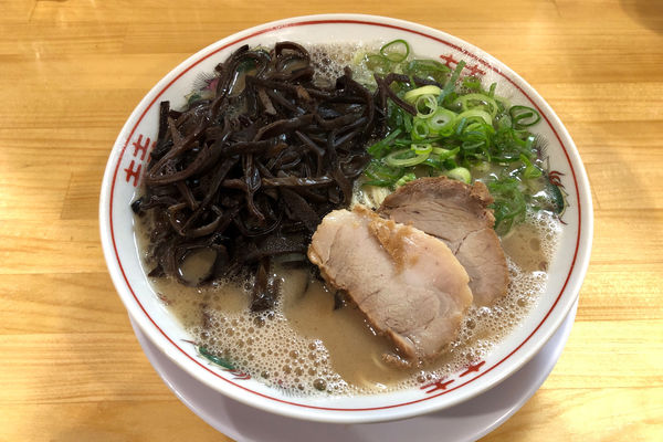 「豚骨らーめん600円+キクラゲ100円」@てっちゃんの写真