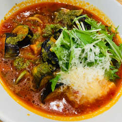 ナスとベーコンの濃厚トマトラーメン