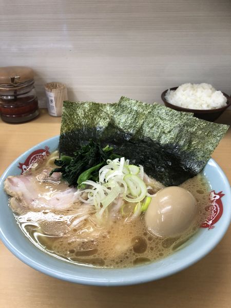 「チャーシュー麺＋味玉＋半ライス」@横浜ラーメン 町田家 新宿南口店の写真