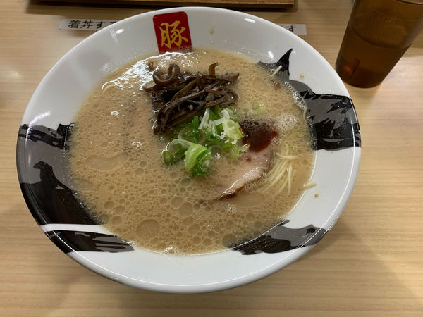 「塩豚骨　680円3玉まで替玉100円」@麺屋 豚神の写真