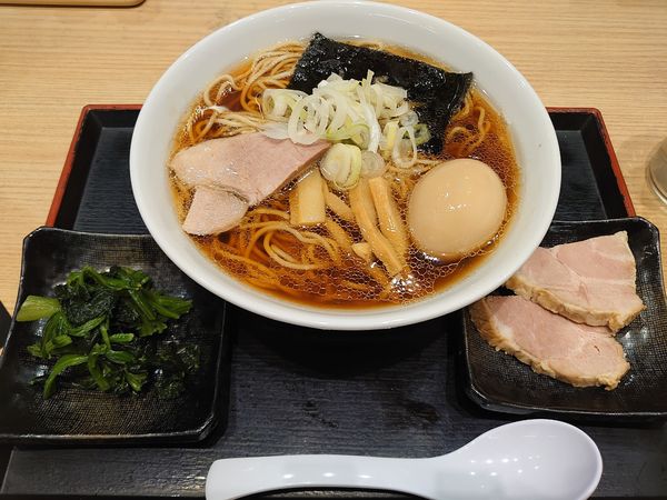 「鴨だし玉中華そば+チャーシュー、ほうれん草(990円)」@舎鈴 川越西口店の写真