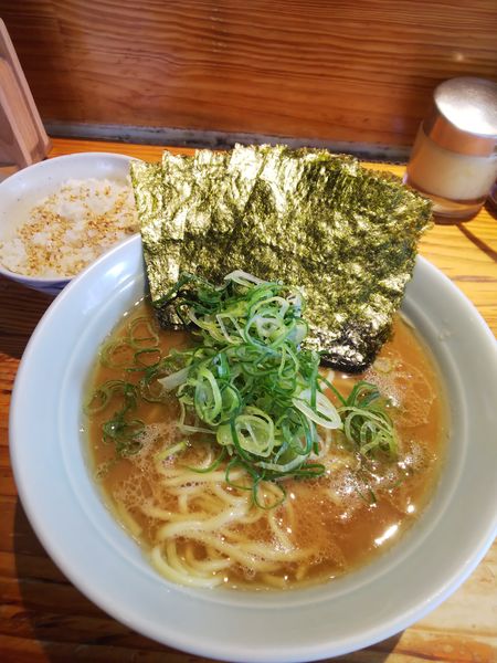 「朝ラー のり増し、固め濃いめ多め ライス」@横浜ラーメン 武蔵家 大井町店の写真