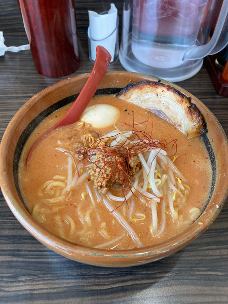 「北海道味噌　辛味噌らーめん+炙りチャーシュー+玉子」@麺場 田所商店 新空港通り店の写真