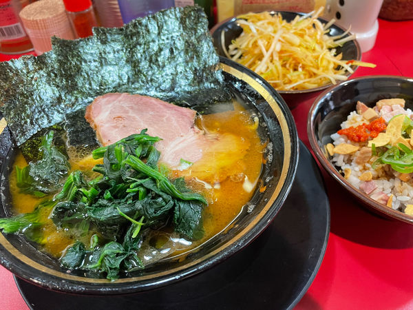 「王道家自家製辛タレネギラーメン＋半賄い飯」@家系ラーメン とらきち家の写真
