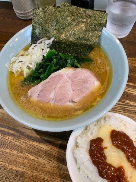 「ラーメン 780円　半ライス 50円」@横浜家系豚骨醤油極太麺 侍 本店の写真