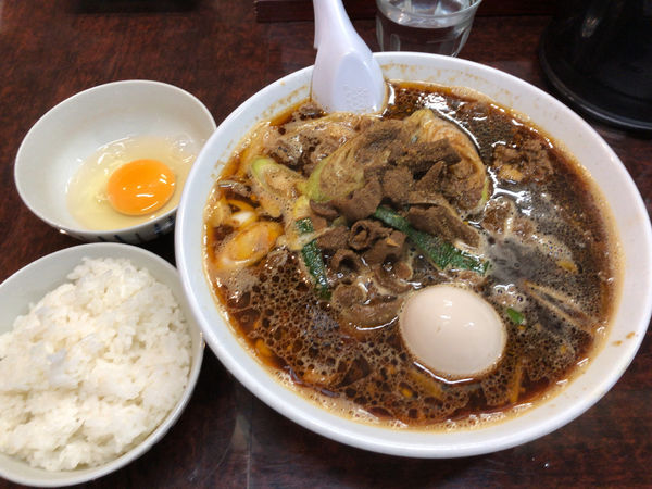 「限定:コリコリホルモンブラックソバ + 生卵 + 専用ライス +」@鶏こく中華 すず喜の写真