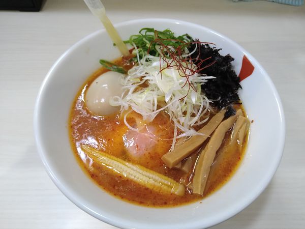 「赤唐コク塩 大辛 メンマ 燻製味玉」@麺や 魁星の写真