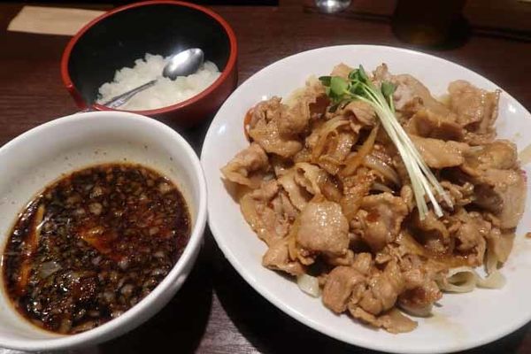 「肉盛りつけ麺並　830円＋無料の肉ちょい増し」@魁 肉盛りつけ麺 六代目けいすけの写真