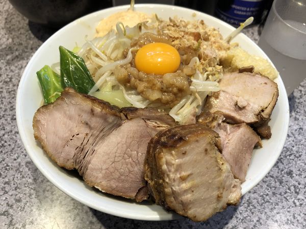 「汁なしそば中盛豚一枚ヤサイニンニクアブラ」@ラーメン宮郎の写真