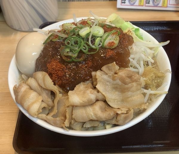 「味玉紅の豚 野菜中増し 中辛」@らーめん 八幡屋の写真