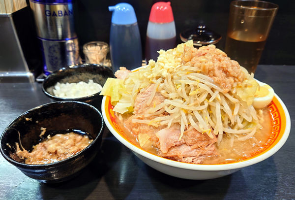 「ラーメン(豚2枚・半玉子)」@えどもんどの写真