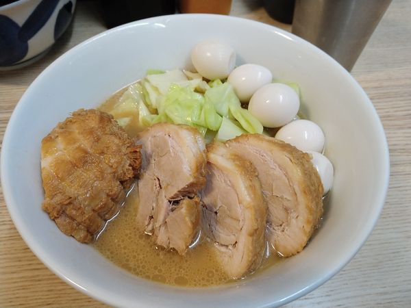 「ラーメン小豚増しうずらまし」@ハイパーファットンの写真