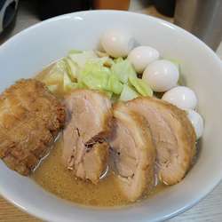 ラーメン小豚増しうずらまし